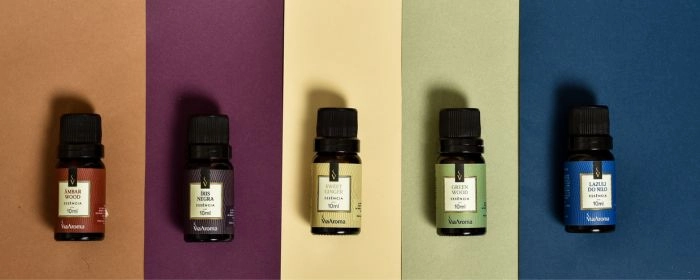 5 frascos de Essências Via Aroma, com os produtos dispostos de maneira organizada, destacando suas embalagens coloridas e atraentes.