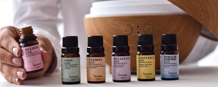 6 frascos de óleo essencial da Via Aroma com um difusor ultrassônico ao fundo