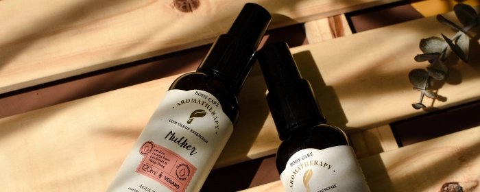 Dois frascos de spray de água termal da linha aromatherapy da Via Aroma na cor ambar e rotulo branco