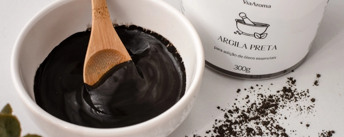 Bowl com argila preta e um pote de máscara facial e corporal da Via Aroma