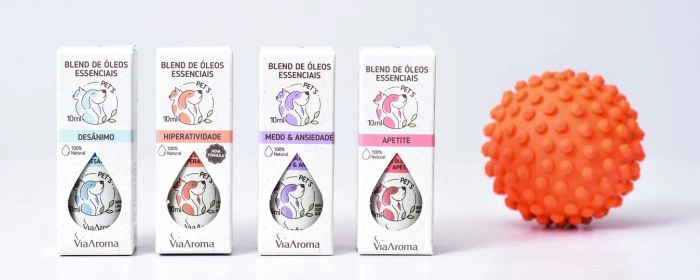 A imagem apresenta uma variedade de produtos da linha PetCare da Via Aroma, incluindo óleos essenciais e blends especialmente formulados para animais de estimação