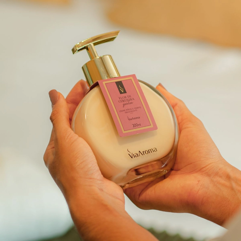 Creme Hidratante Desodorante Mãos e Corpo Flor de Cerejeira Via Aroma - 200ml Produto Creme Hidratante Desodorante Mãos e Corpo Flor de Cerejeira Via Aroma - 200ml