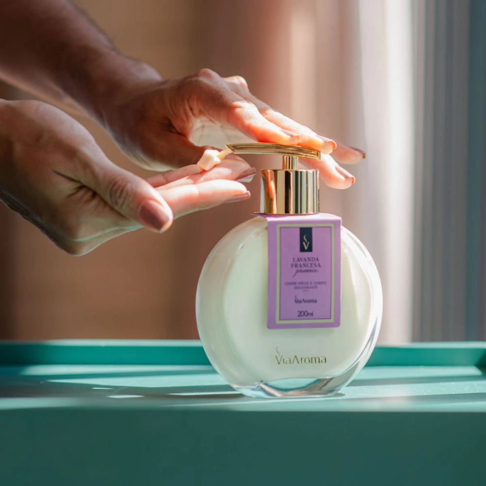 Creme Hidratante Desodorante Mãos e Corpo Lavanda Francesa Via Aroma - 200ml Produto Creme Hidratante Desodorante Mãos e Corpo Lavanda Francesa Via Aroma - 200ml