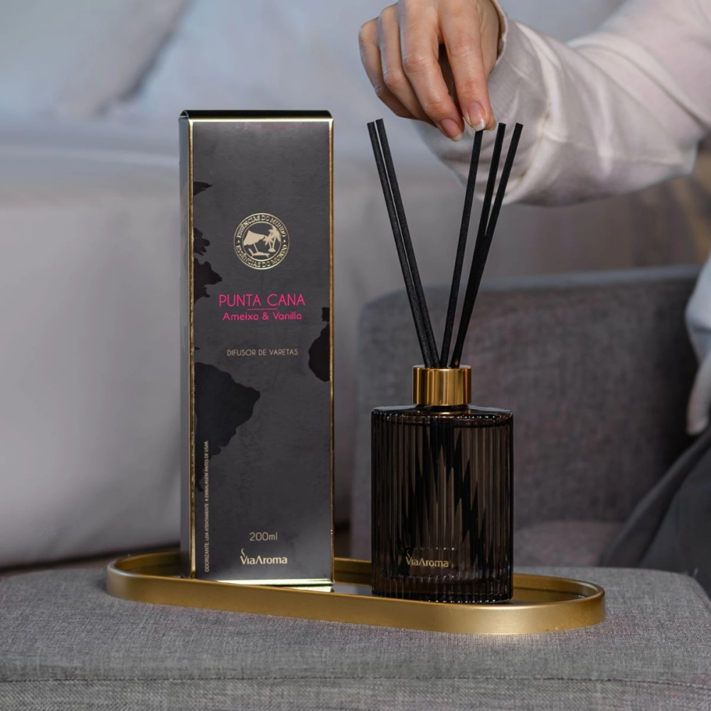 Difusor de Varetas Punta Cana Ameixa & Vanilla Linha Mundo Via Aroma - 200ml Produto Difusor de Varetas Punta Cana Ameixa & Vanilla Linha Mundo Via Aroma - 200ml