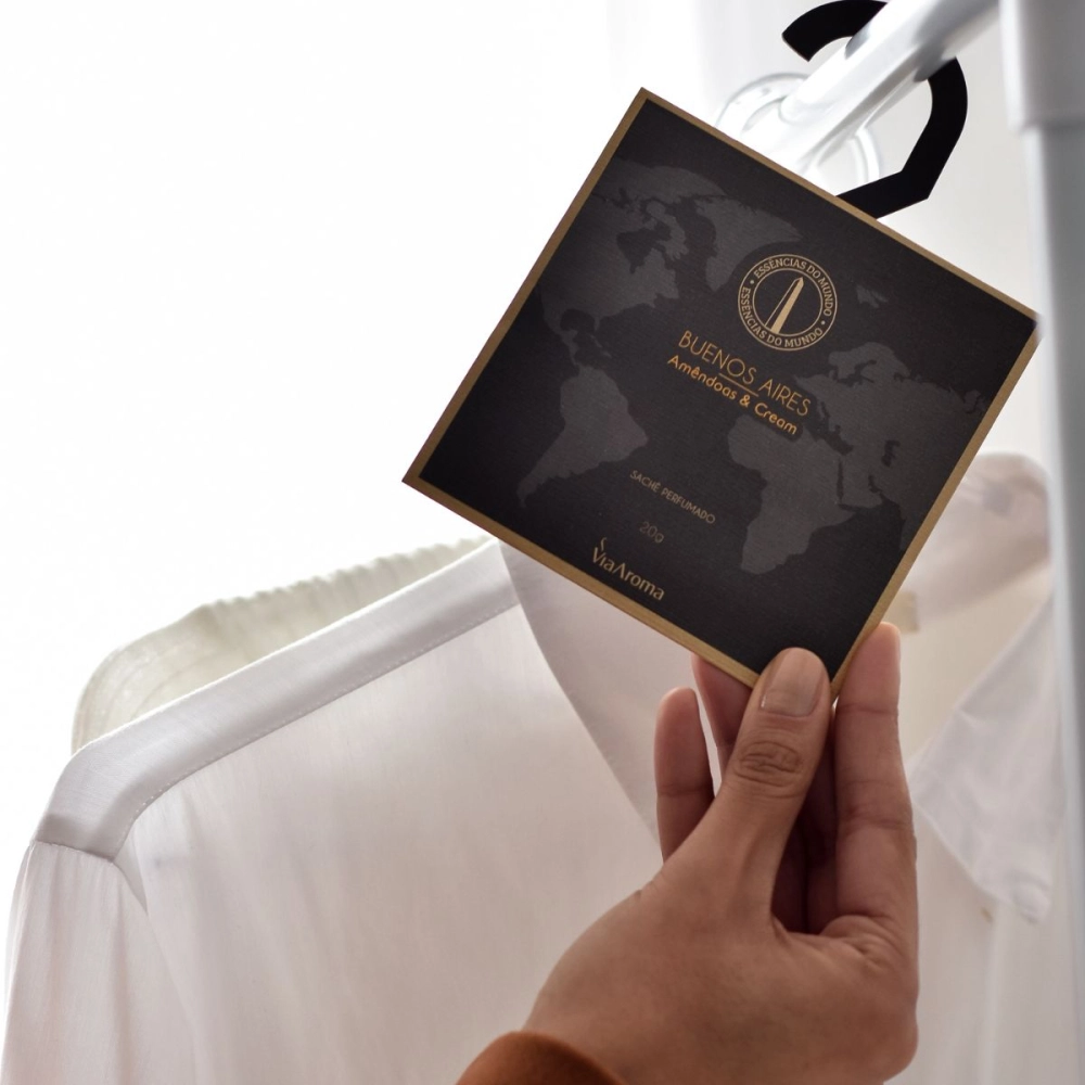 Sachê Perfumado Buenos Aires Amêndoas & Cream Linha Mundo Via Aroma - 20g Produto Sachê Perfumado Buenos Aires Amêndoas & Cream Linha Mundo Via Aroma - 20g