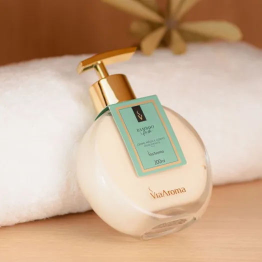 Creme Hidratante Desodorante Mãos e Corpo Bamboo Via Aroma - 200ml Produto Creme Hidratante Desodorante Mãos e Corpo Bamboo Via Aroma - 200ml